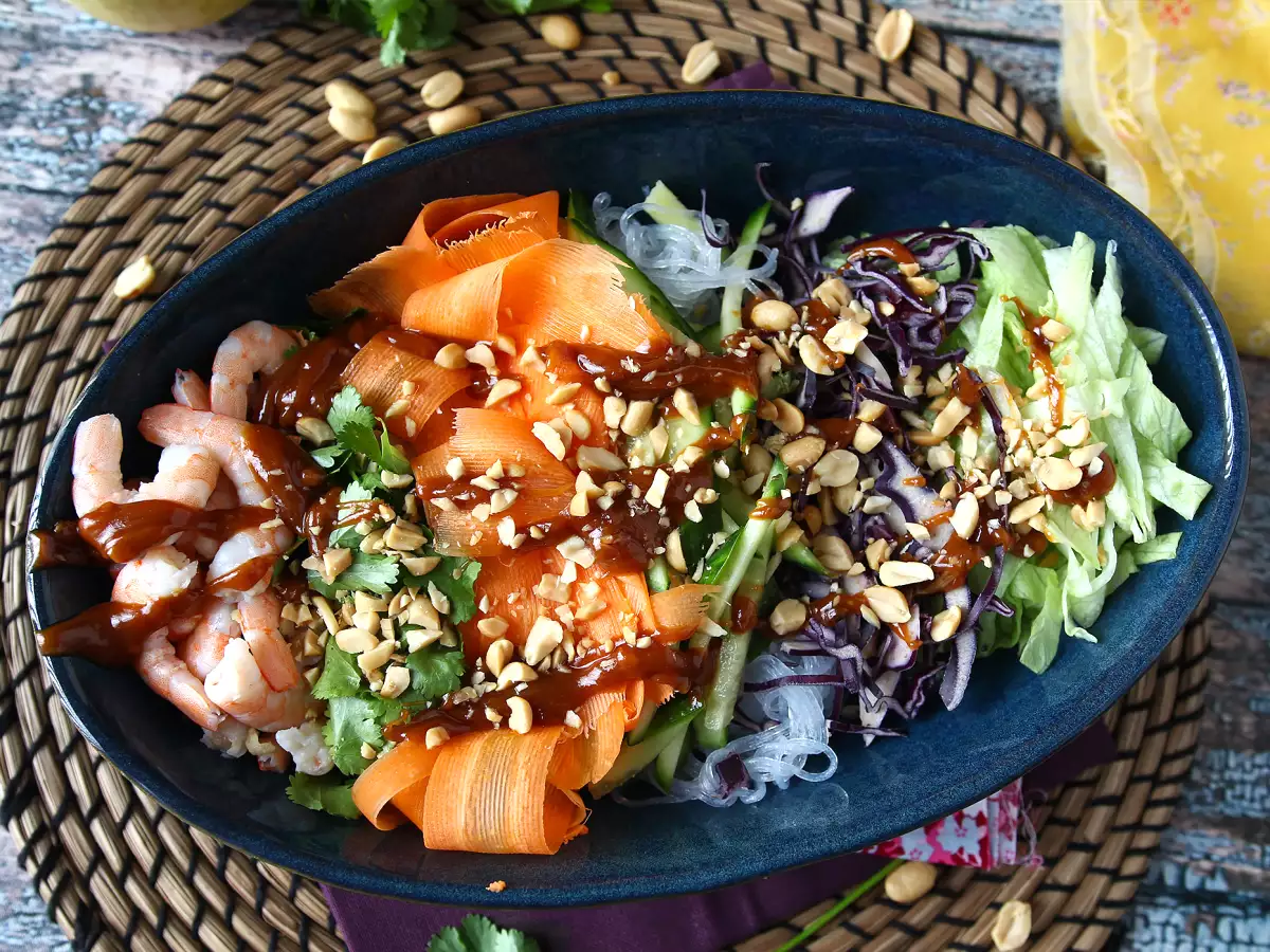 Salată colorată cu vermicelli de orez, creveți și sos picant de arahide - poza 3