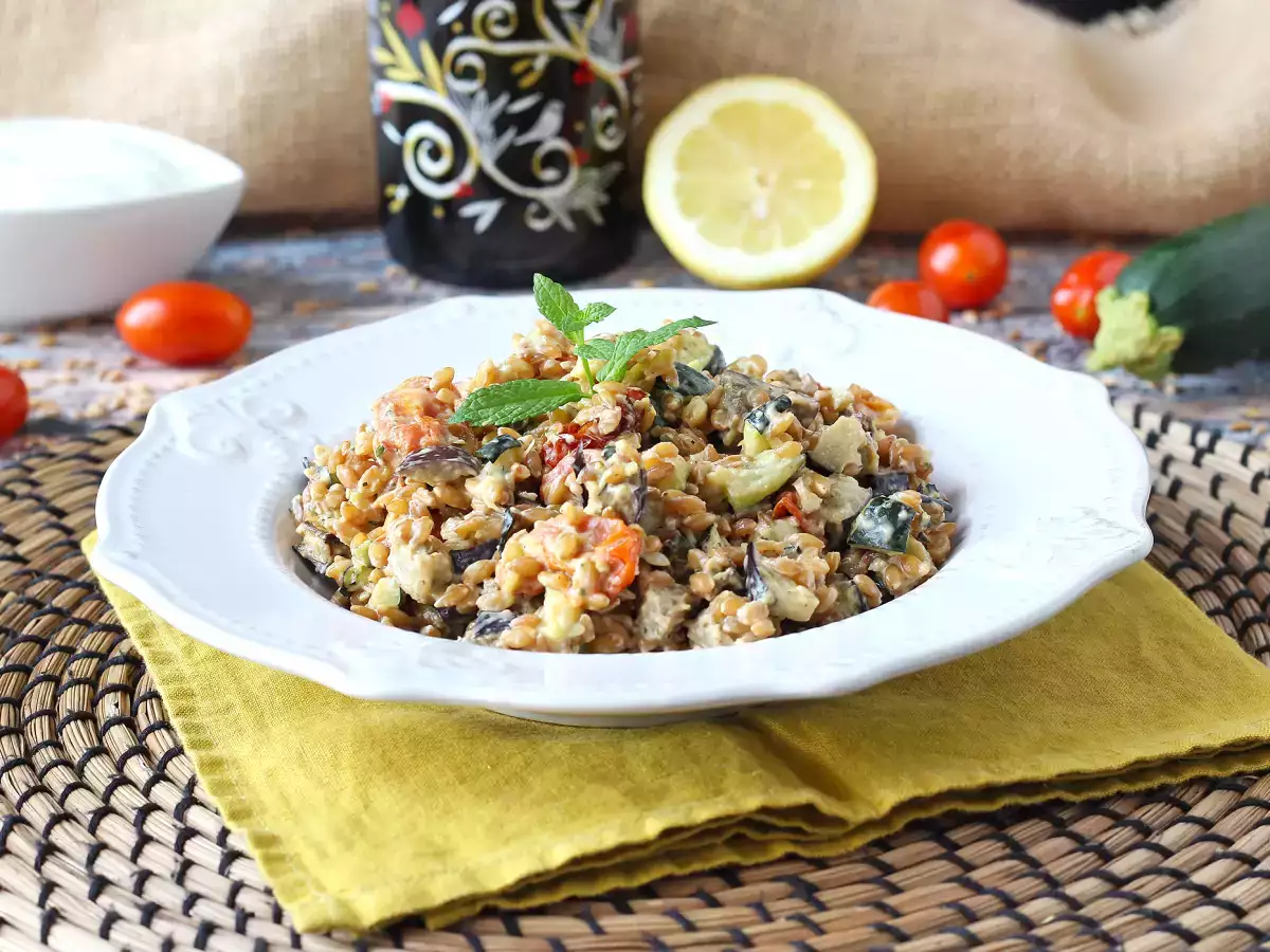 Salată cremoasă de spelt cu dovlecei, vinete și roșii cherry - poza 3