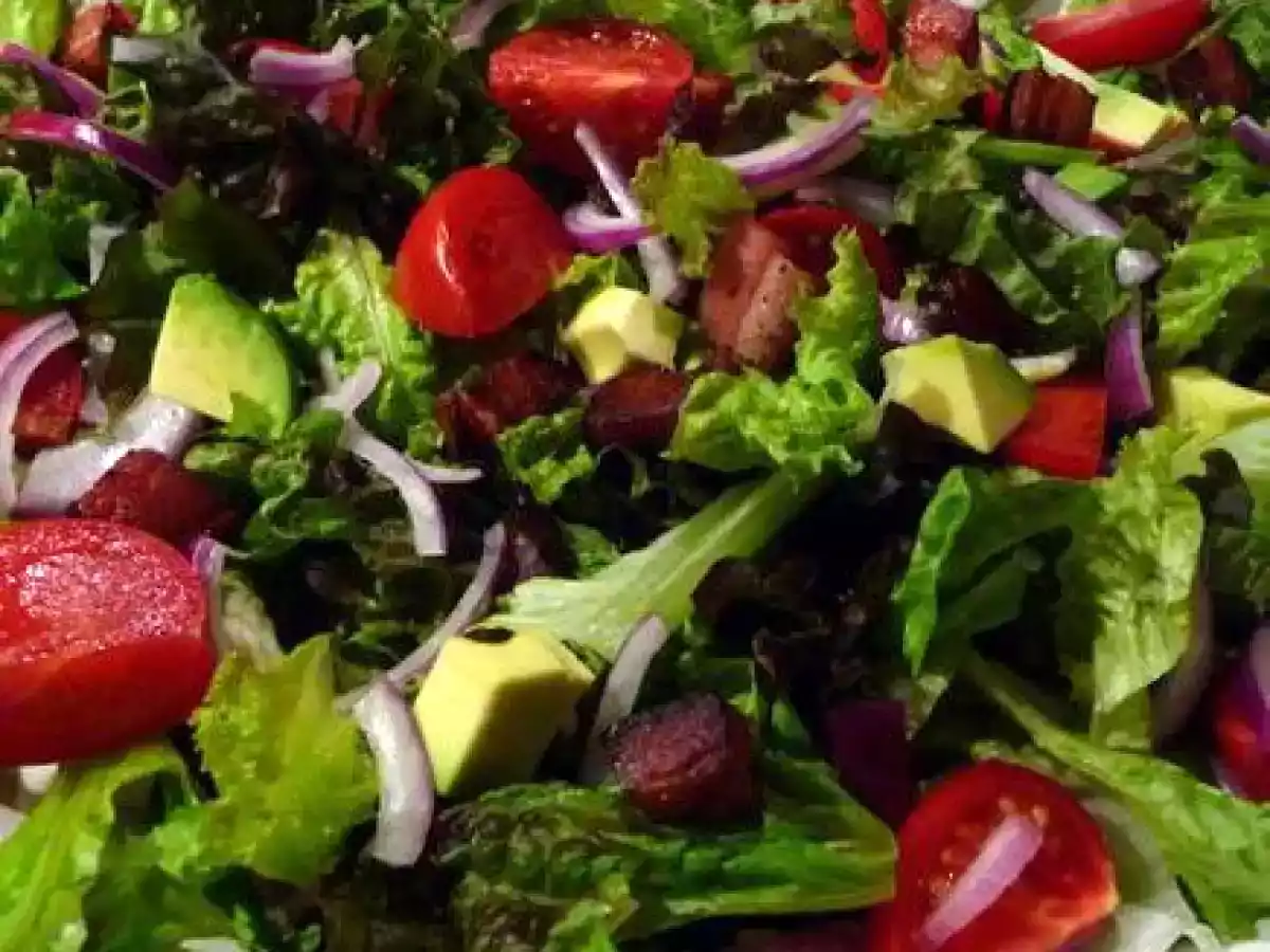 Salata cu avocado si bacon