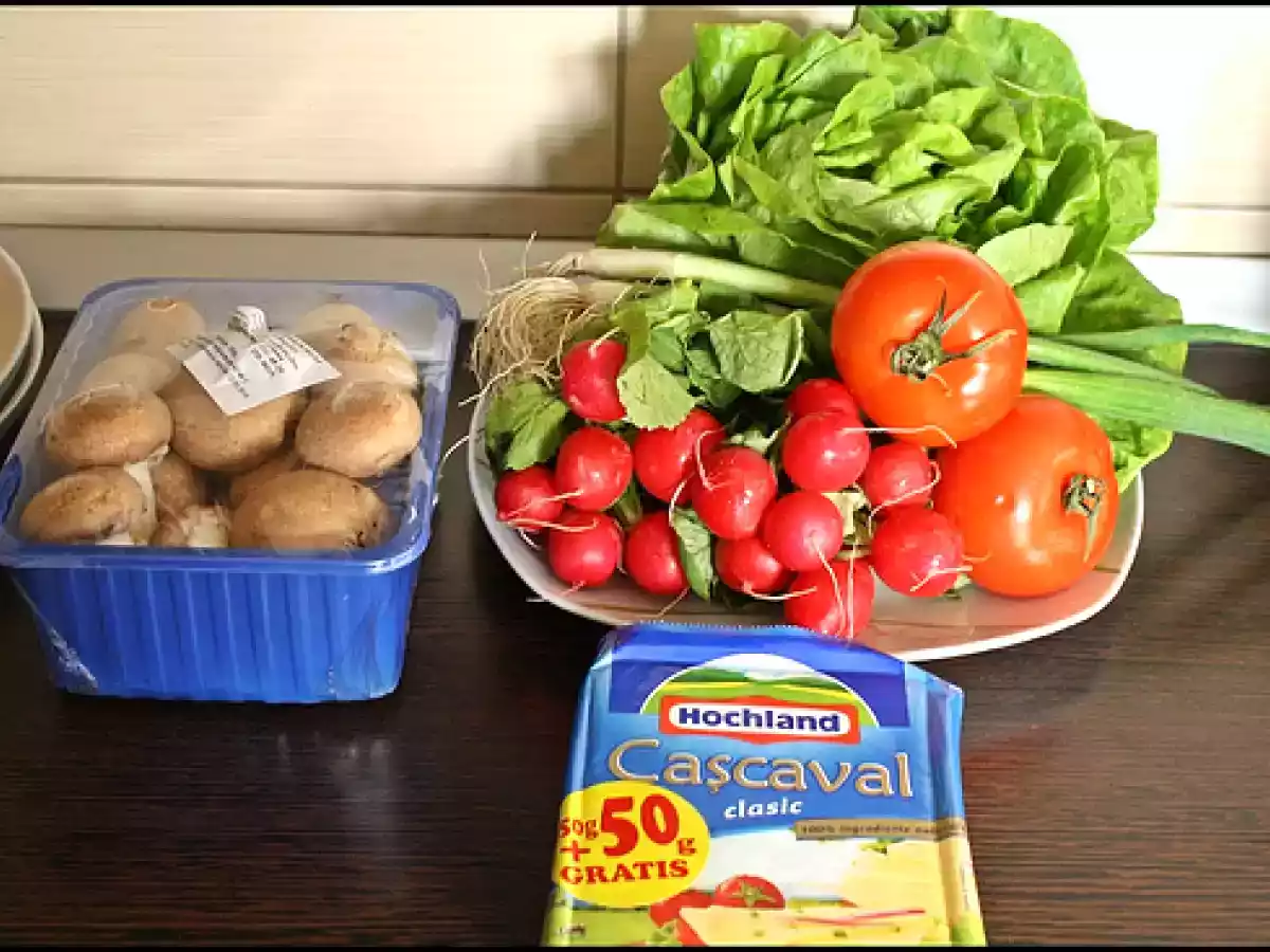 Salata cu cascaval pane si carpaccio de ciuperci - poza 2