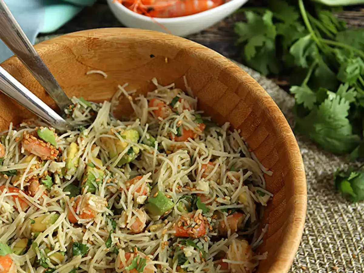 Salata cu fidea de orez, creveti, avocado, ou si coriandru - poza 2