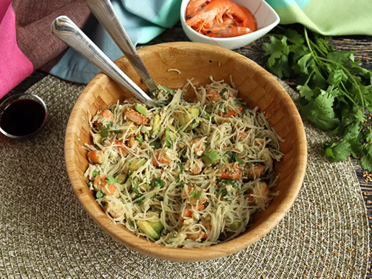 Salata cu fidea de orez, creveti, avocado, ou si coriandru - poza 4