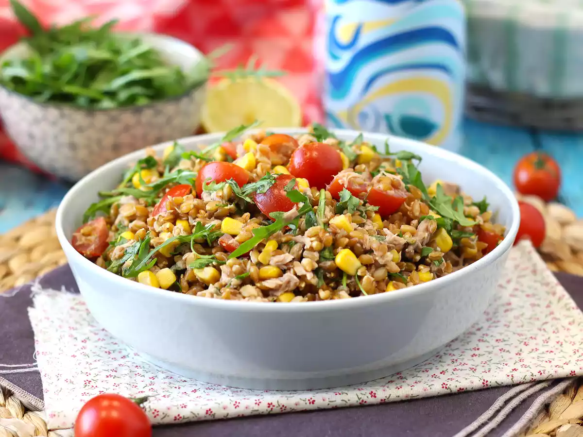 Salată cu grâu și ton: rețetă ușoară, gustoasă și perfectă pe tot parcursul anului