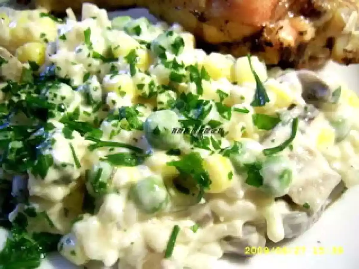 Salata cu orez, mazare, porumb si ciuperci