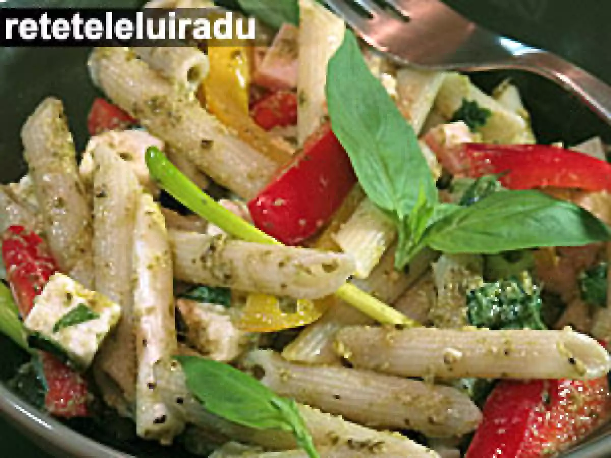 Salata cu paste, rosii si branza