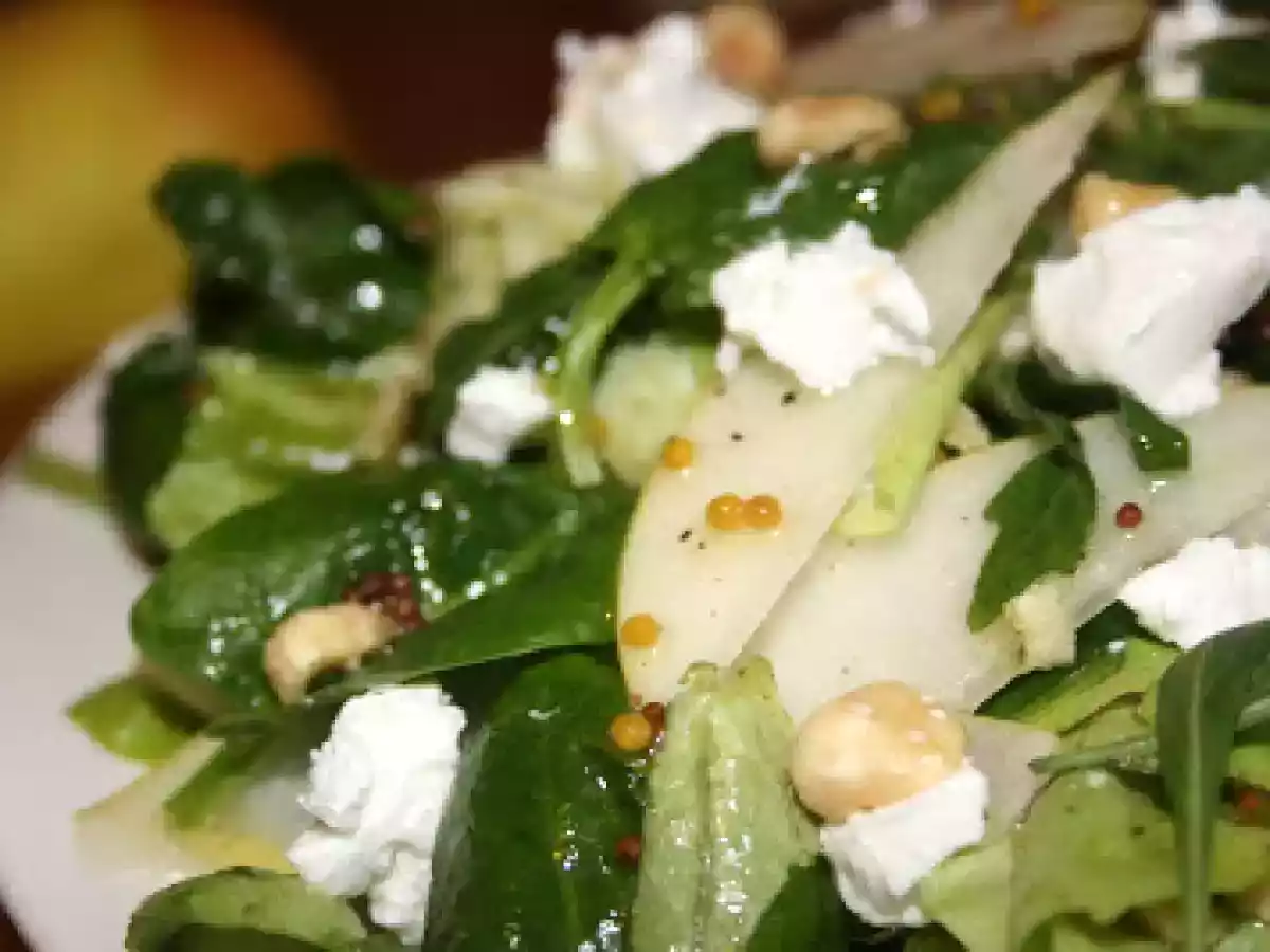 Salata cu pere, branza de capra si alune de padure