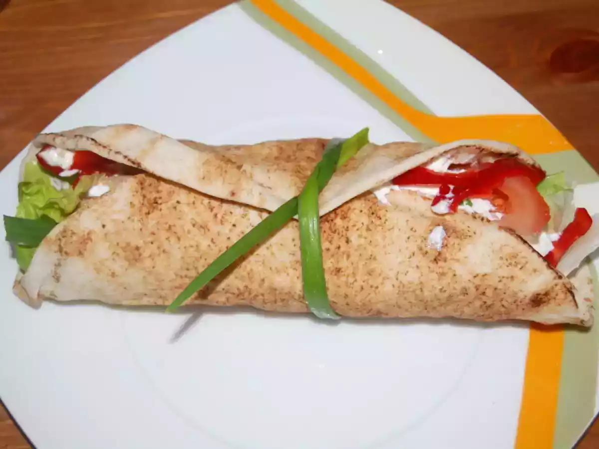 Salata cu pui in lipie