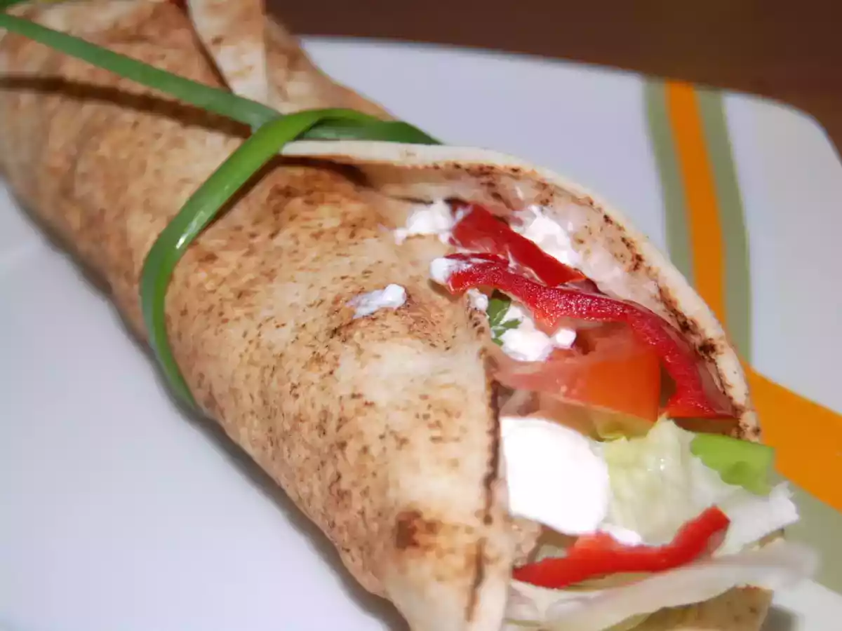 Salata cu pui in lipie - poza 3