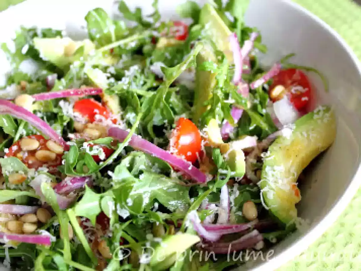 Salata cu rosii cireasa, rucola si seminte de pin