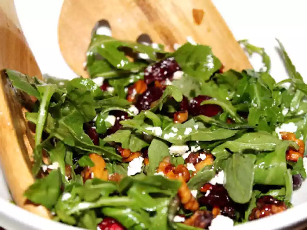 Salata cu rucola, nuci si feta