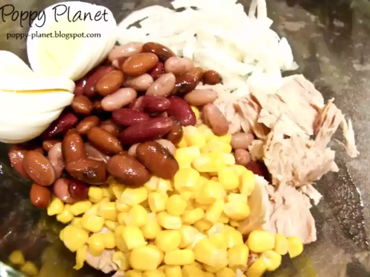 Salata cu ton, fasole si porumb fiert - poza 5