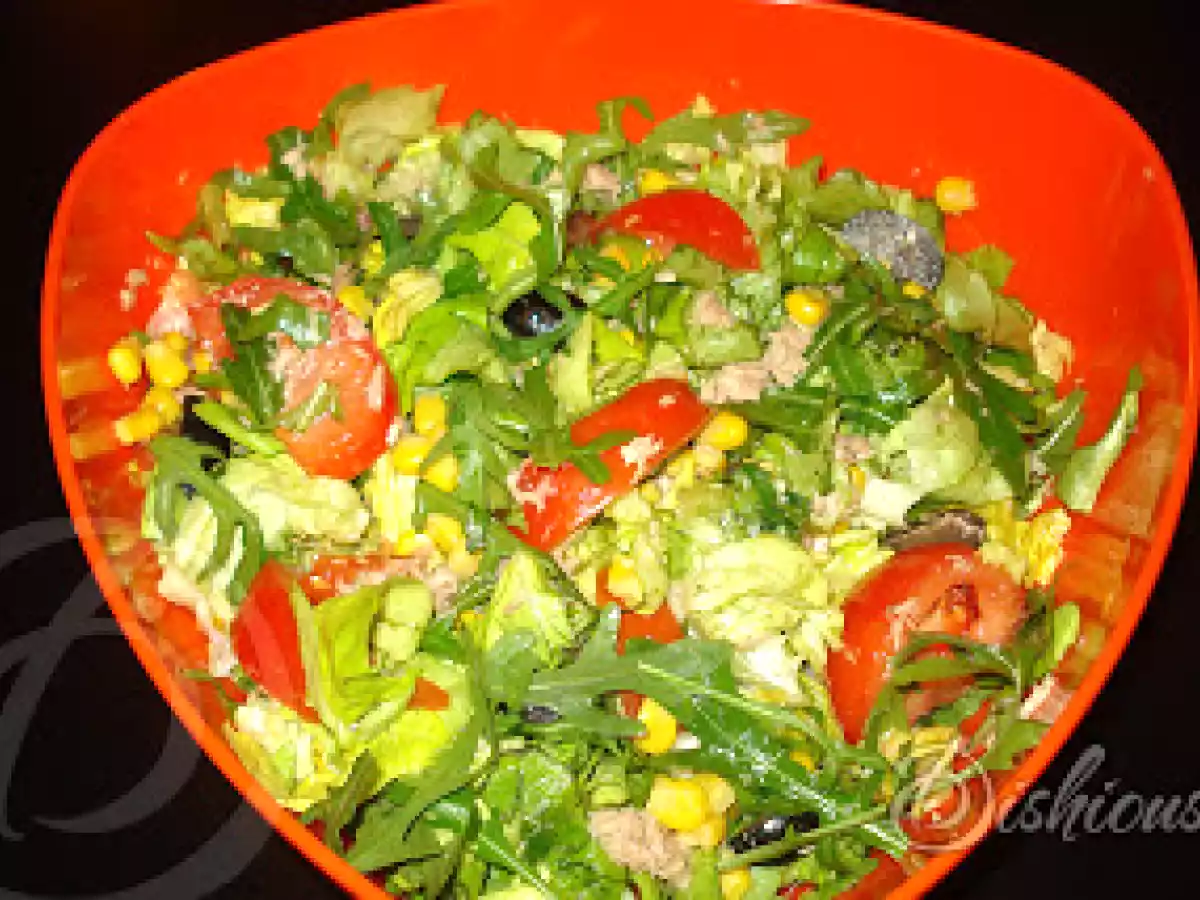 Salata cu ton, rucola si porumb