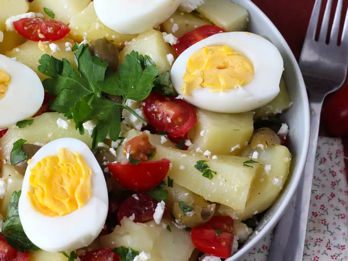 Salată de cartofi cu brânză feta, ouă și roșii cherry - poza 3