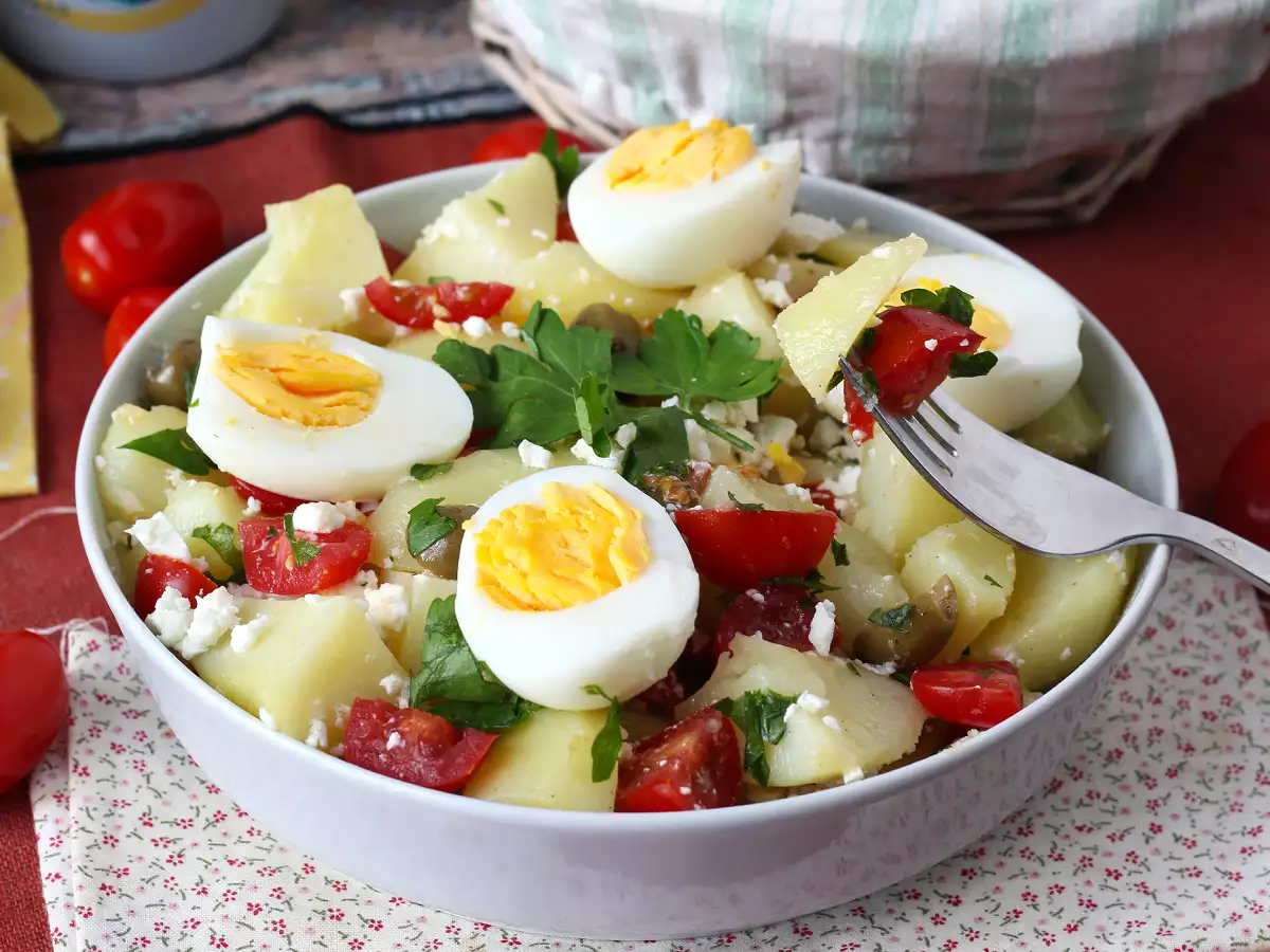 Salată de cartofi cu brânză feta, ouă și roșii cherry - poza 4