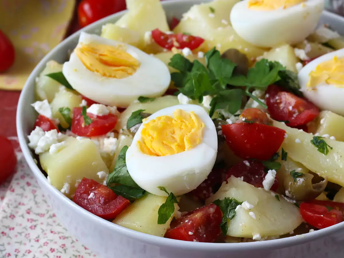 Salată de cartofi cu brânză feta, ouă și roșii cherry - poza 5