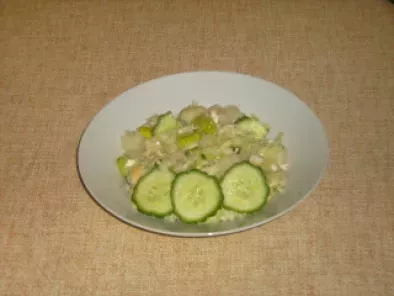 Salata de cartofi cu oua, praz si castraveti