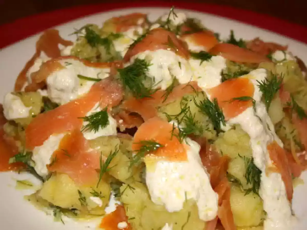 Salata de cartofi cu somon si sos de hrean