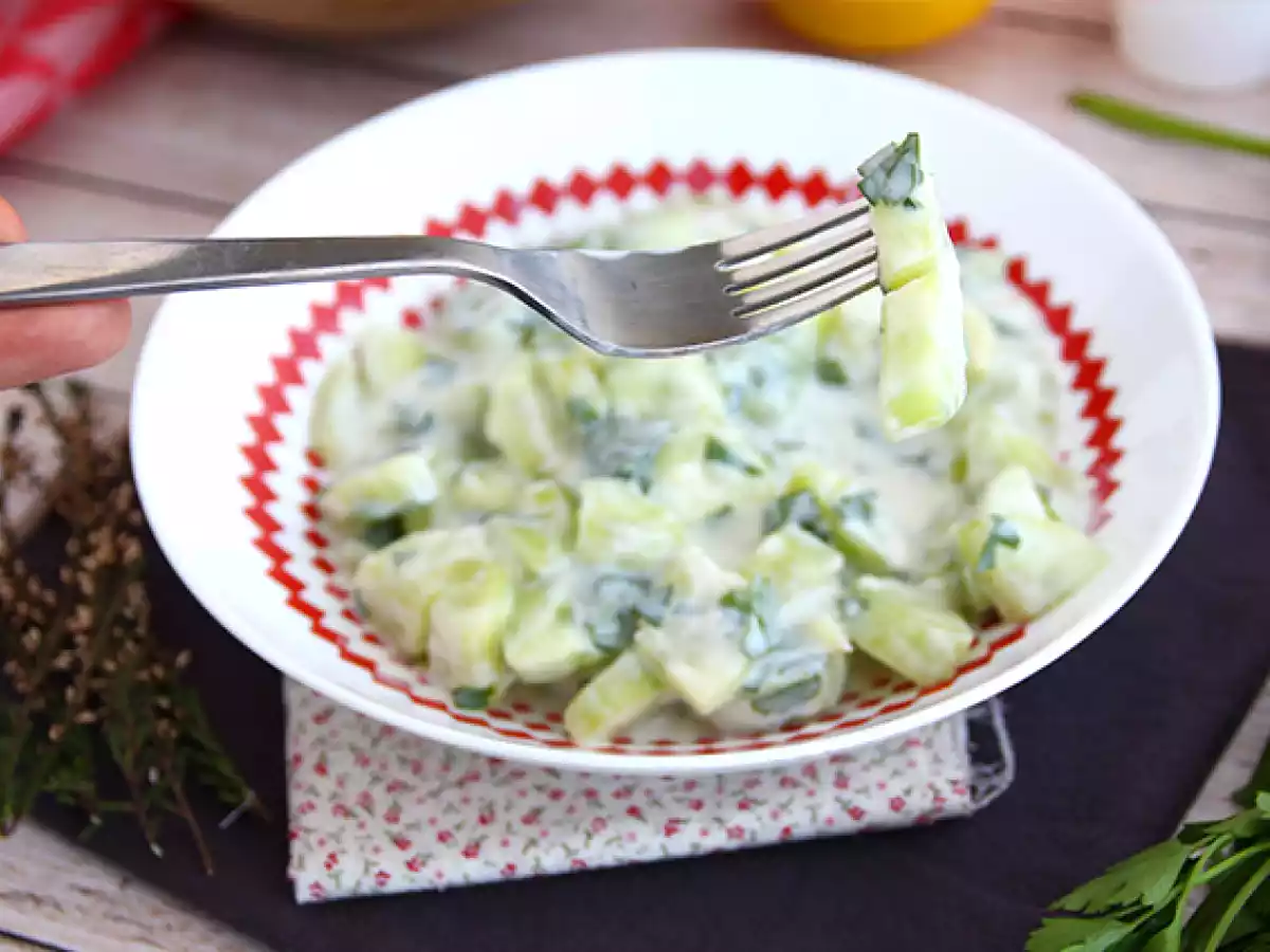 Salata de castraveti cu sos de iaurt - poza 4