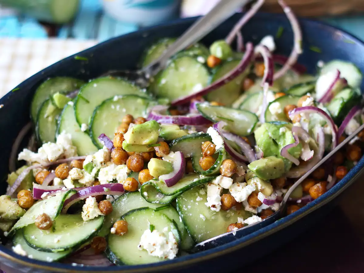 Salată de castraveți, năut prăjit, avocado și feta - poza 2