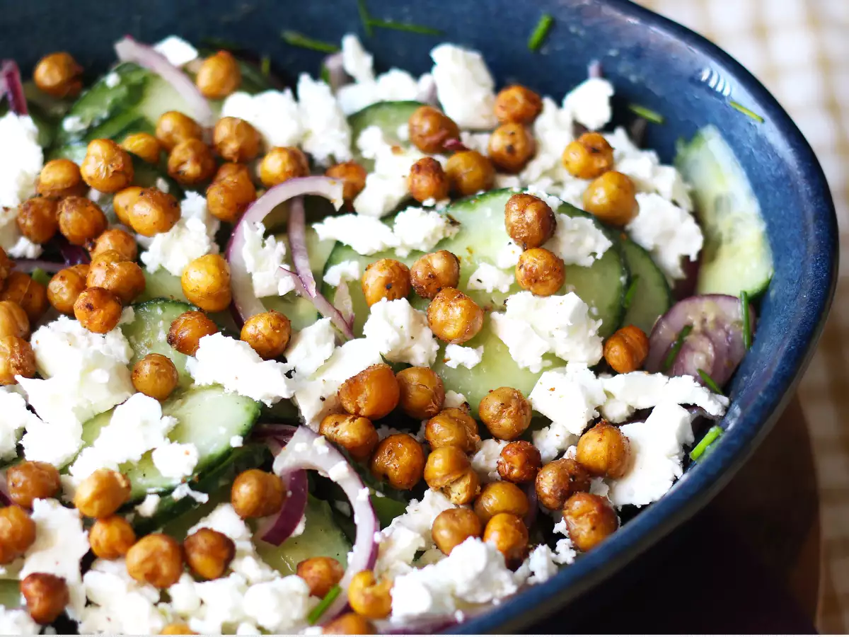 Salată de castraveți, năut prăjit, avocado și feta - poza 3