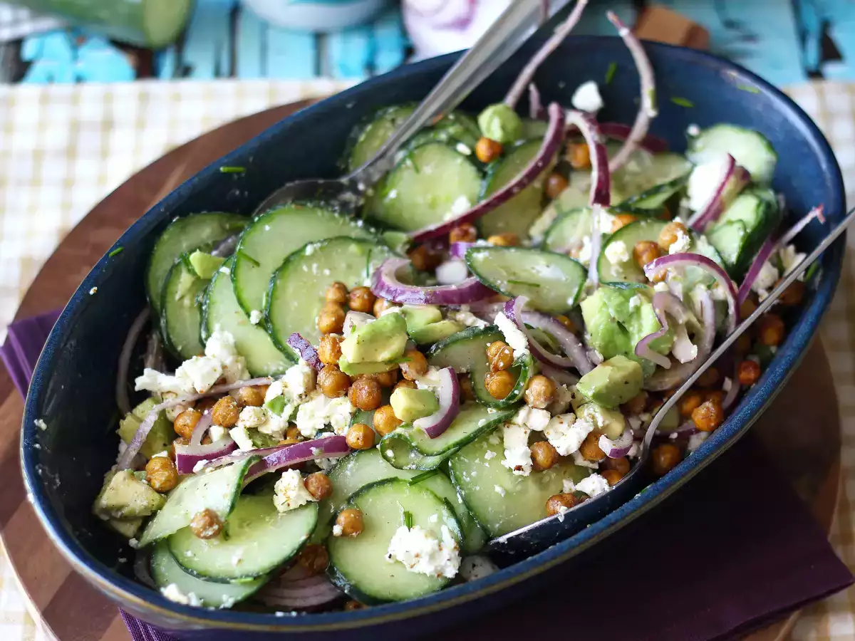Salată de castraveți, năut prăjit, avocado și feta - poza 4