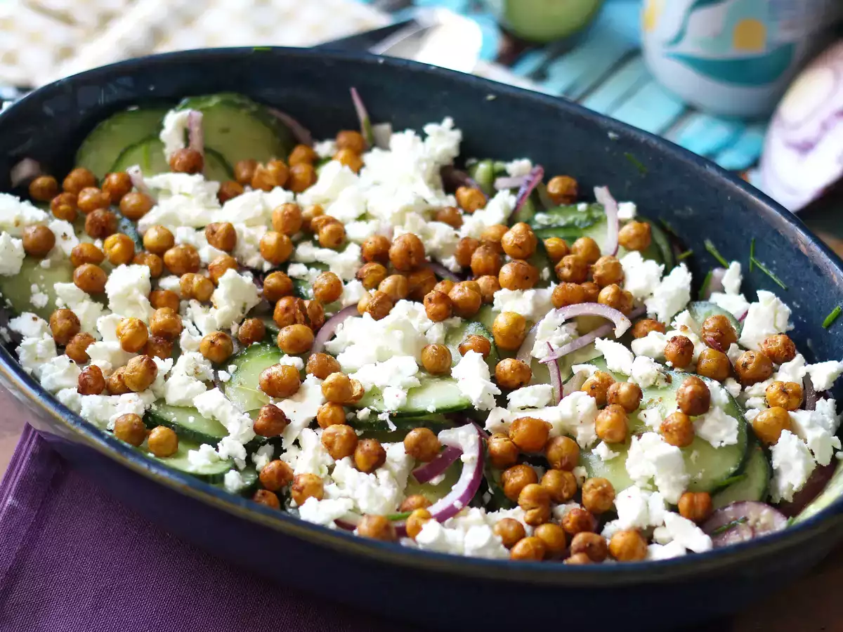 Salată de castraveți, năut prăjit, avocado și feta - poza 5