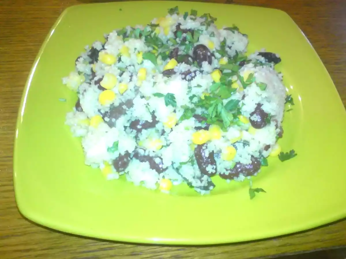 Salata de cous-cous cu fasole rosie si porumb dulce