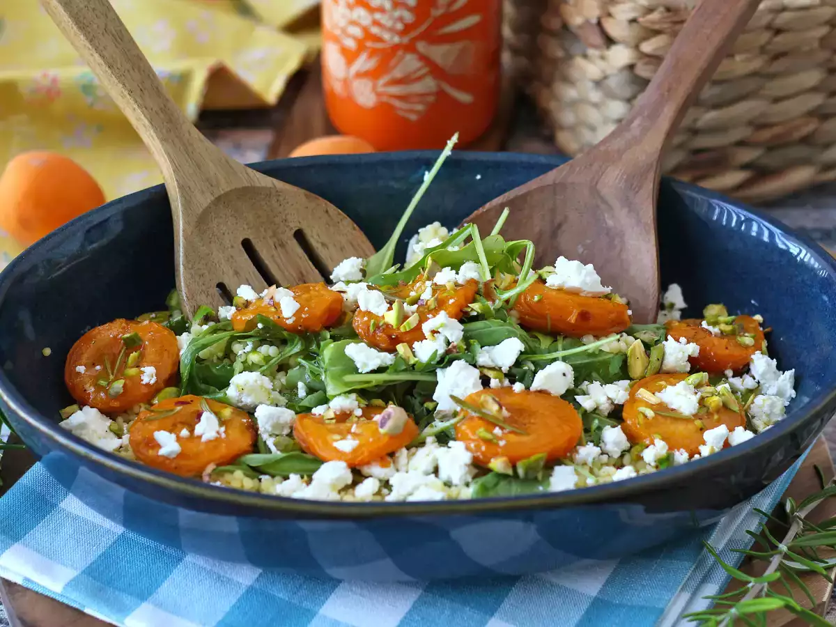 Salată de cușcuș perlat, caise coapte, brânză feta și rucola - poza 2