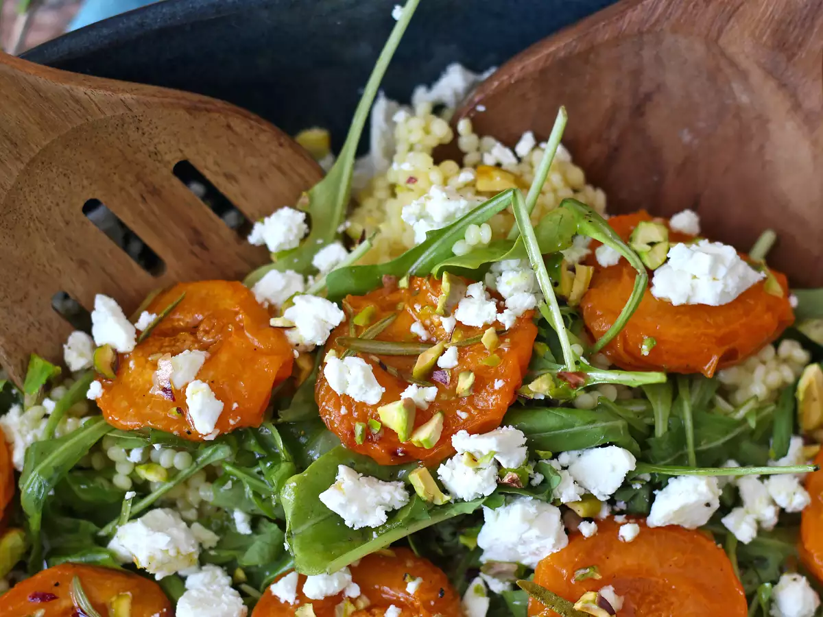 Salată de cușcuș perlat, caise coapte, brânză feta și rucola - poza 3