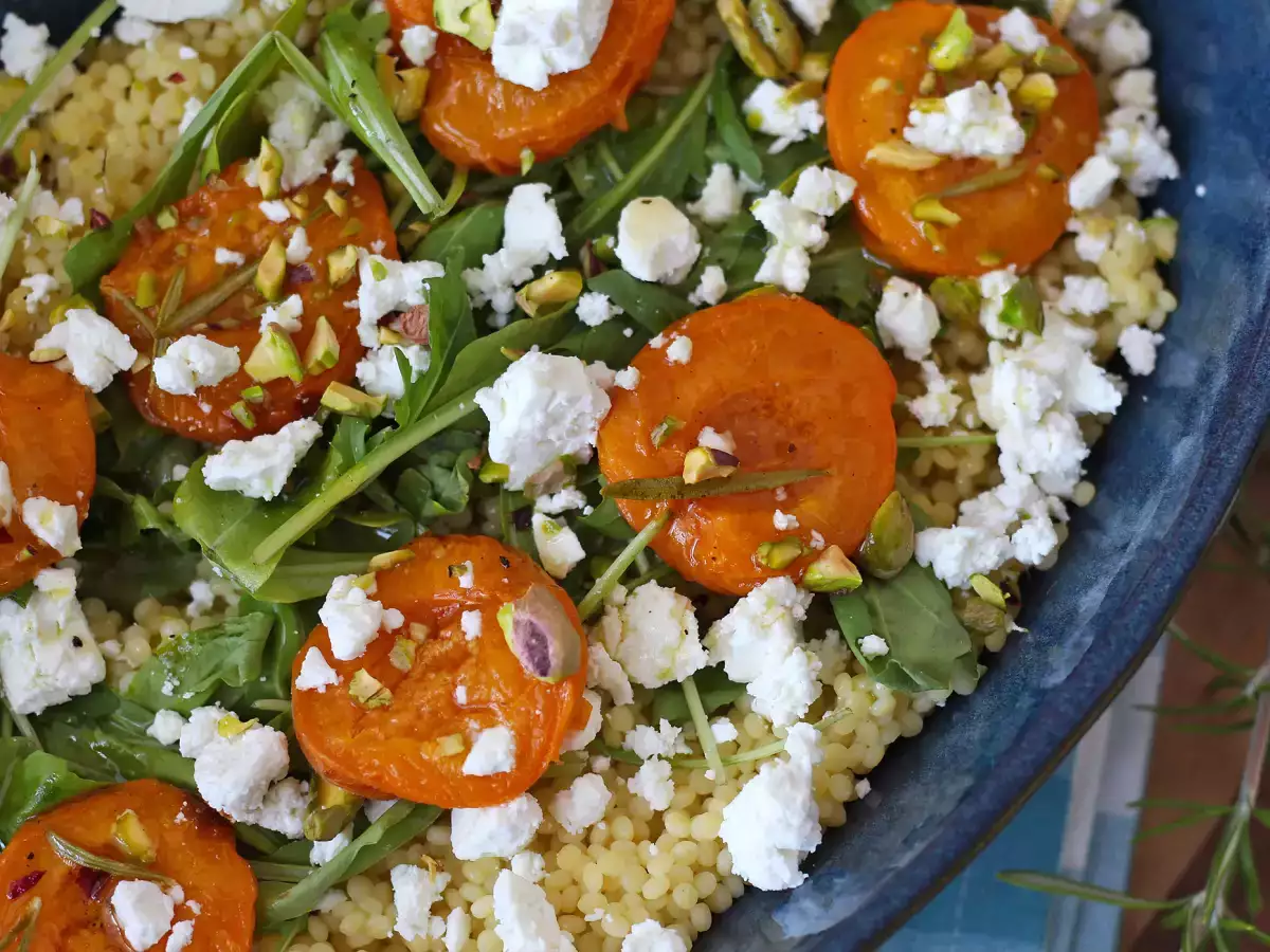 Salată de cușcuș perlat, caise coapte, brânză feta și rucola - poza 4