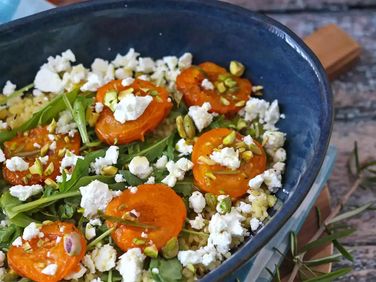 Salată de cușcuș perlat, caise coapte, brânză feta și rucola - poza 5