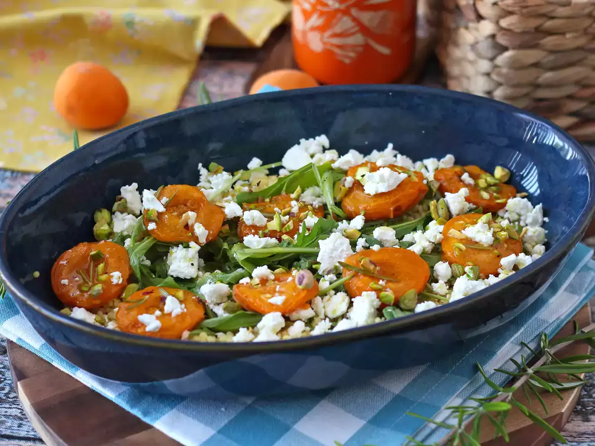 Salată de cușcuș perlat, caise coapte, brânză feta și rucola - poza 6