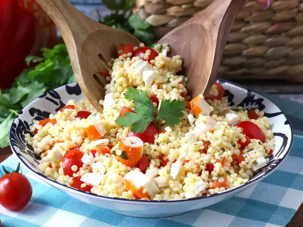 Salată de cușcuș perlat cu surimi: proaspătă, ușor de preparat și perfectă pentru vară