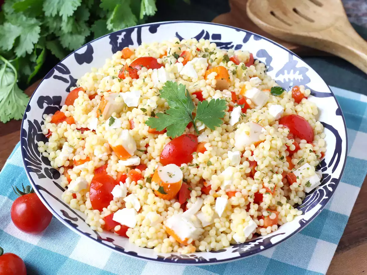 Salată de cușcuș perlat cu surimi: proaspătă, ușor de preparat și perfectă pentru vară - poza 2