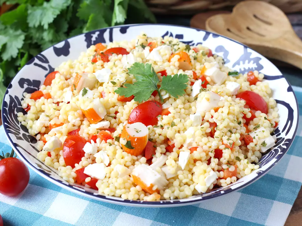 Salată de cușcuș perlat cu surimi: proaspătă, ușor de preparat și perfectă pentru vară - poza 4