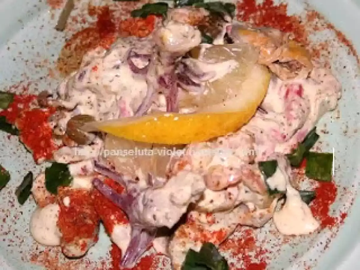 Salata de fructe de mare cu maioneza