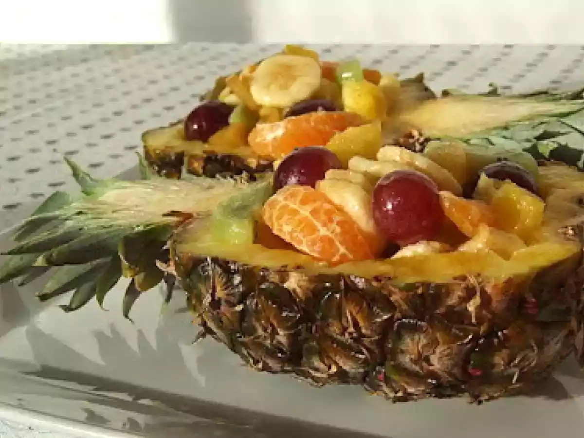 Salata de fructe in ananas