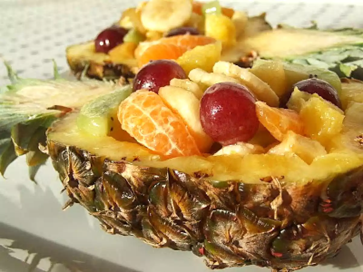 Salata de fructe in ananas - poza 4