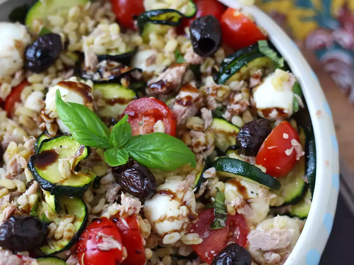 Salată de grâu cu ton și mozzarella: proaspătă, completă și perfectă pentru vară