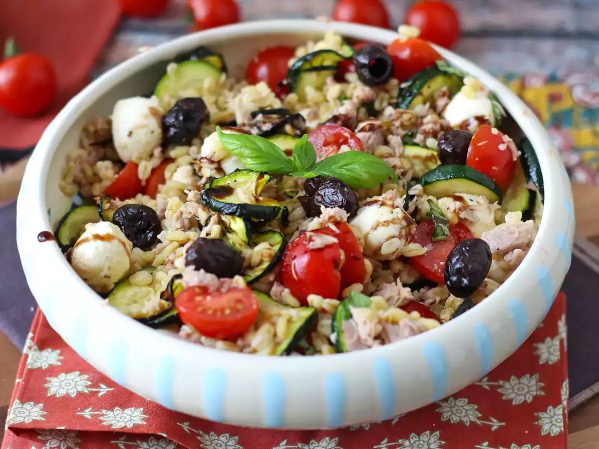Salată de grâu cu ton și mozzarella: proaspătă, completă și perfectă pentru vară - poza 2