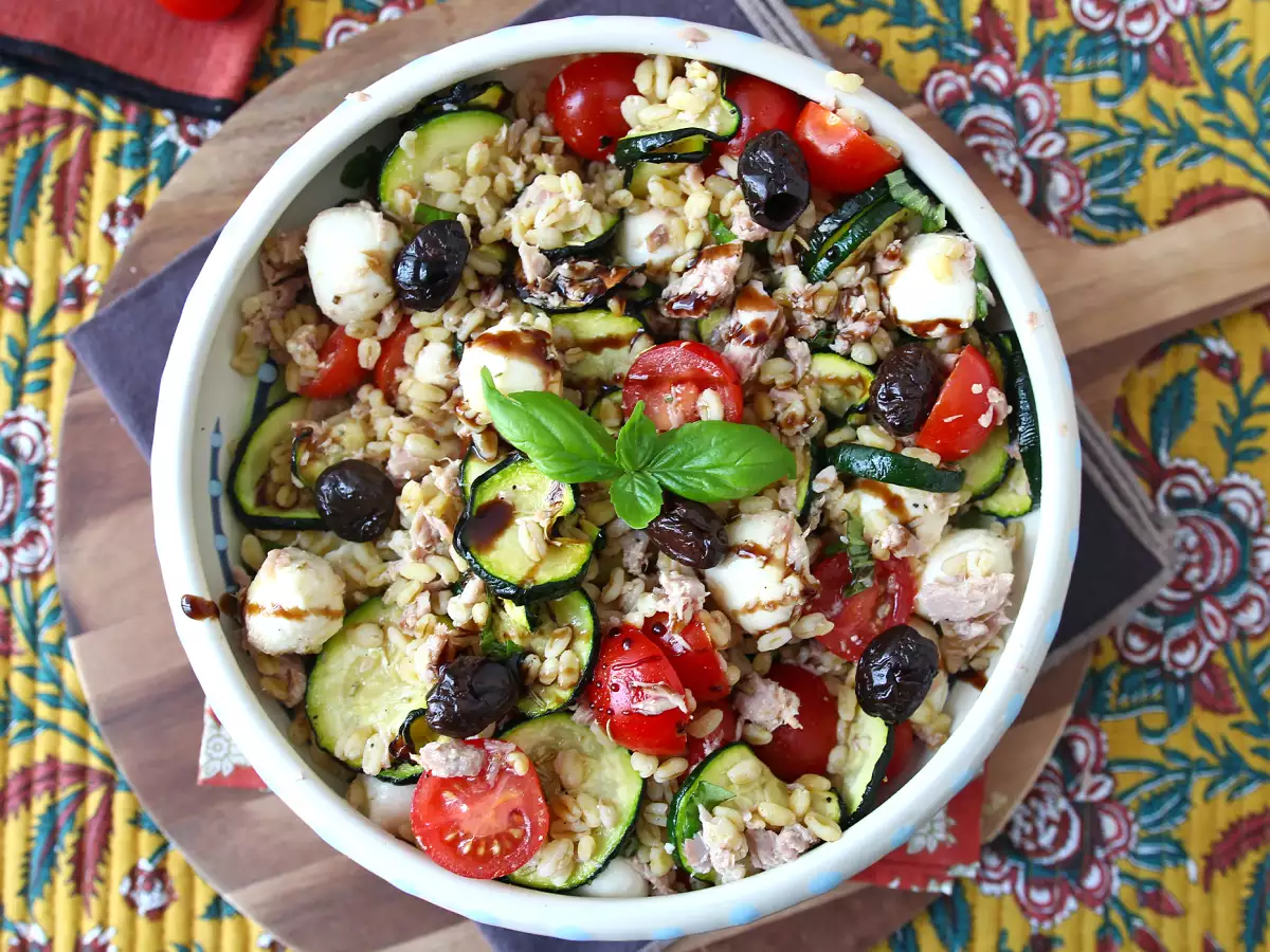 Salată de grâu cu ton și mozzarella: proaspătă, completă și perfectă pentru vară - poza 4