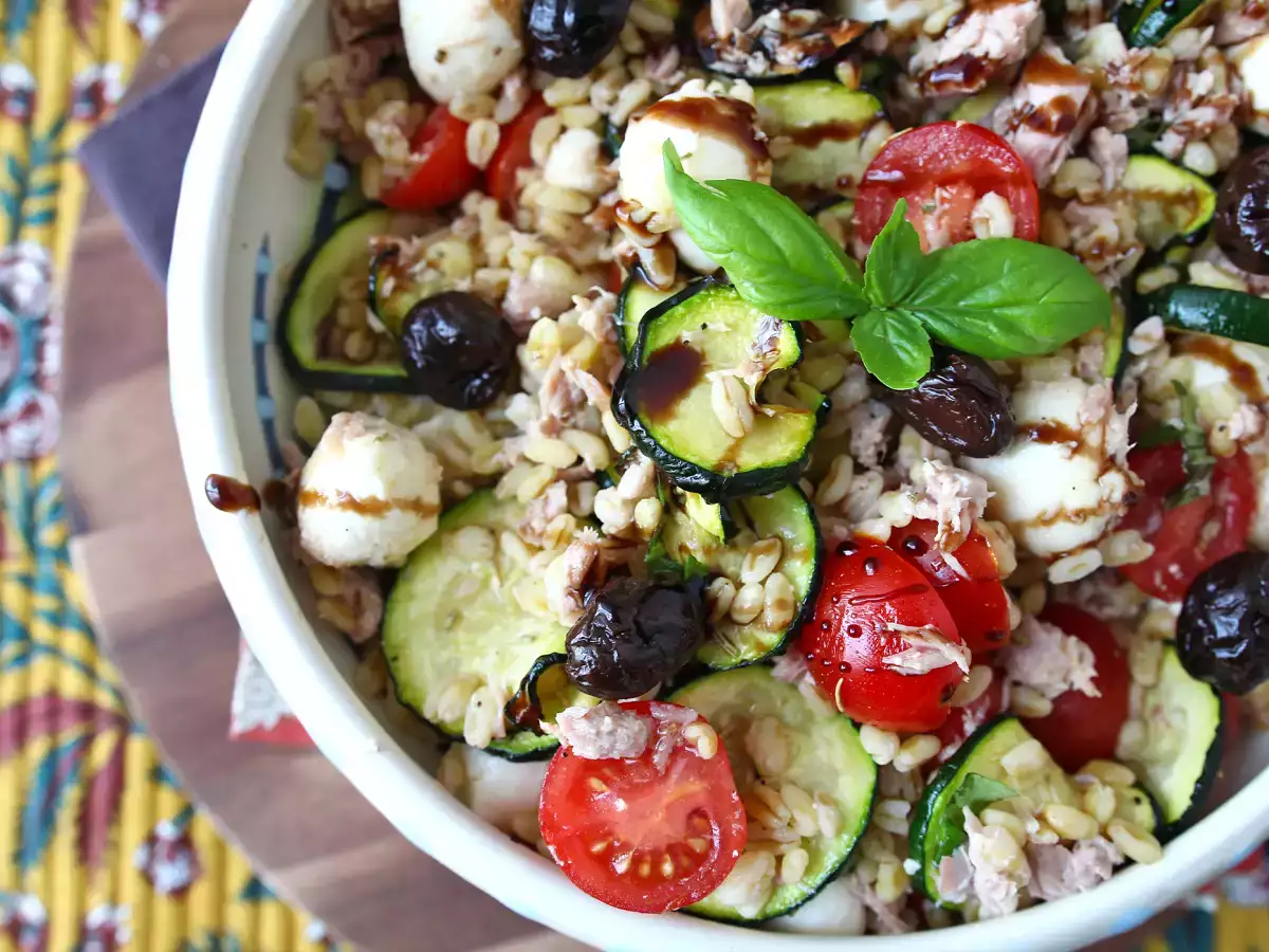 Salată de grâu cu ton și mozzarella: proaspătă, completă și perfectă pentru vară - poza 5