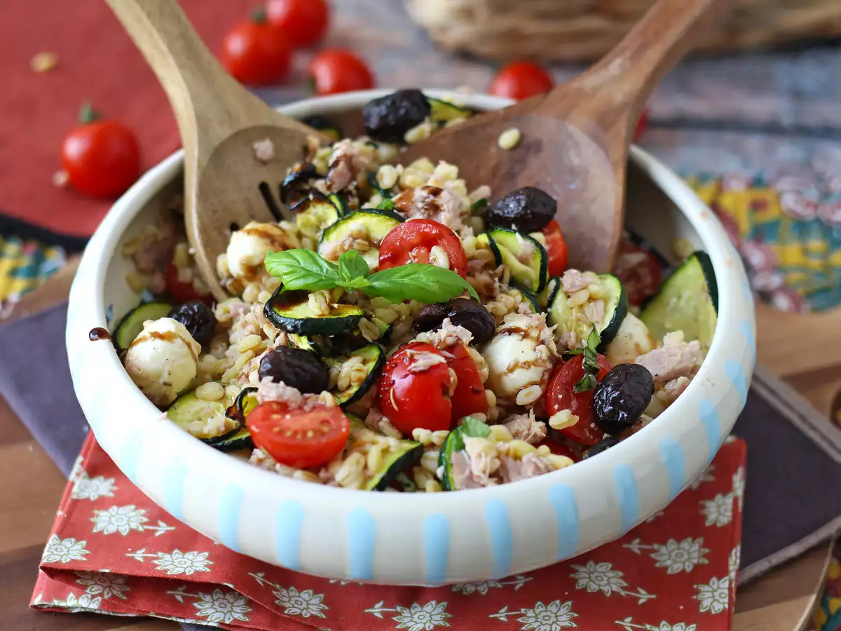 Salată de grâu cu ton și mozzarella: proaspătă, completă și perfectă pentru vară - poza 6