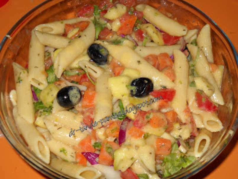 Salata de legume, rucola cu paste si sos de mustar