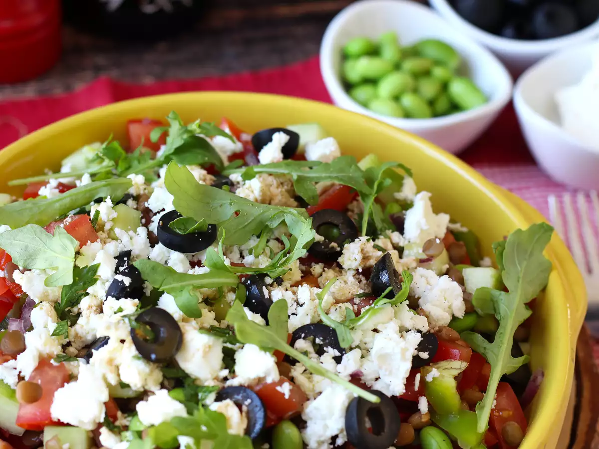 Salată de linte, feta și edamame cu legume crocante