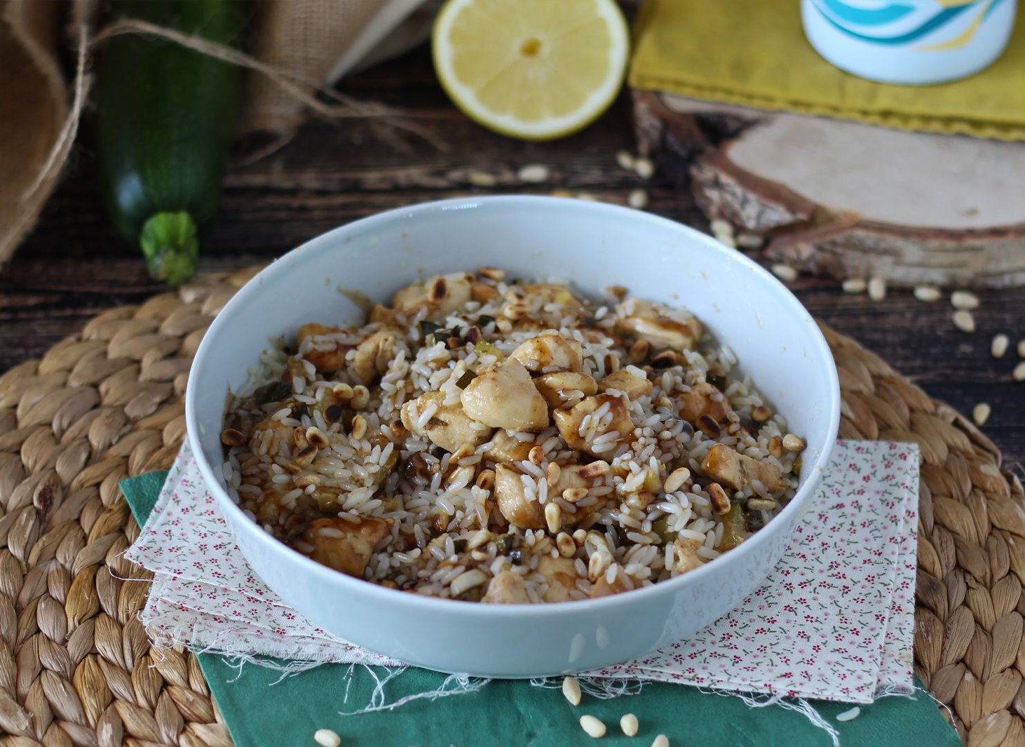 Salată de orez cu pui, dovlecel, semințe de pin și oțet balsamic