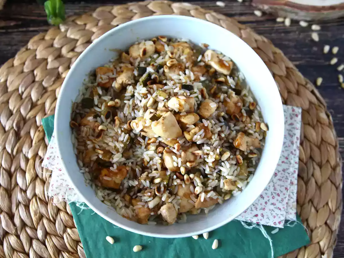 Salată de orez cu pui, dovlecel, semințe de pin și oțet balsamic - poza 3