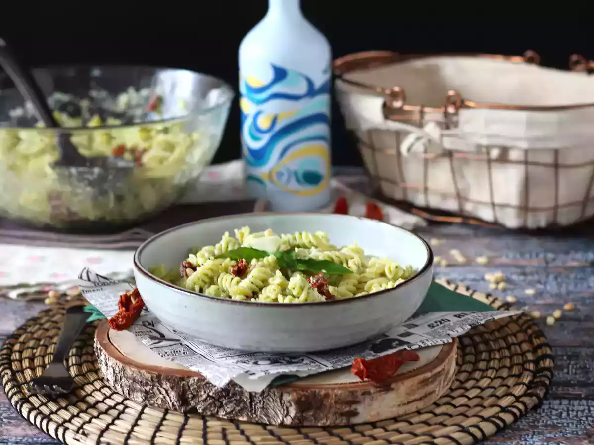 Salata de paste cu pesto de dovlecei, mozzarella și roșii uscate - poza 3