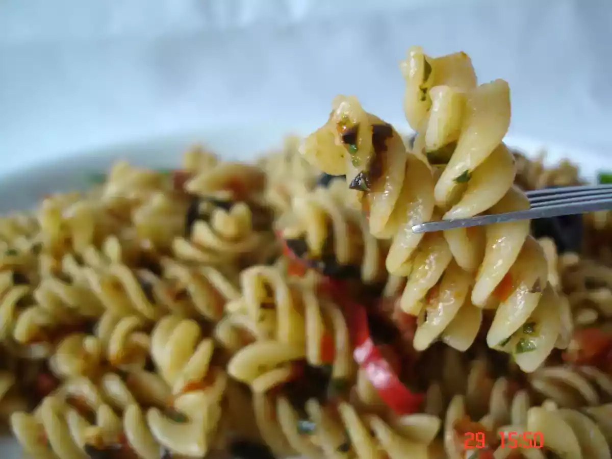 Salata de paste cu rosii uscate si busuioc