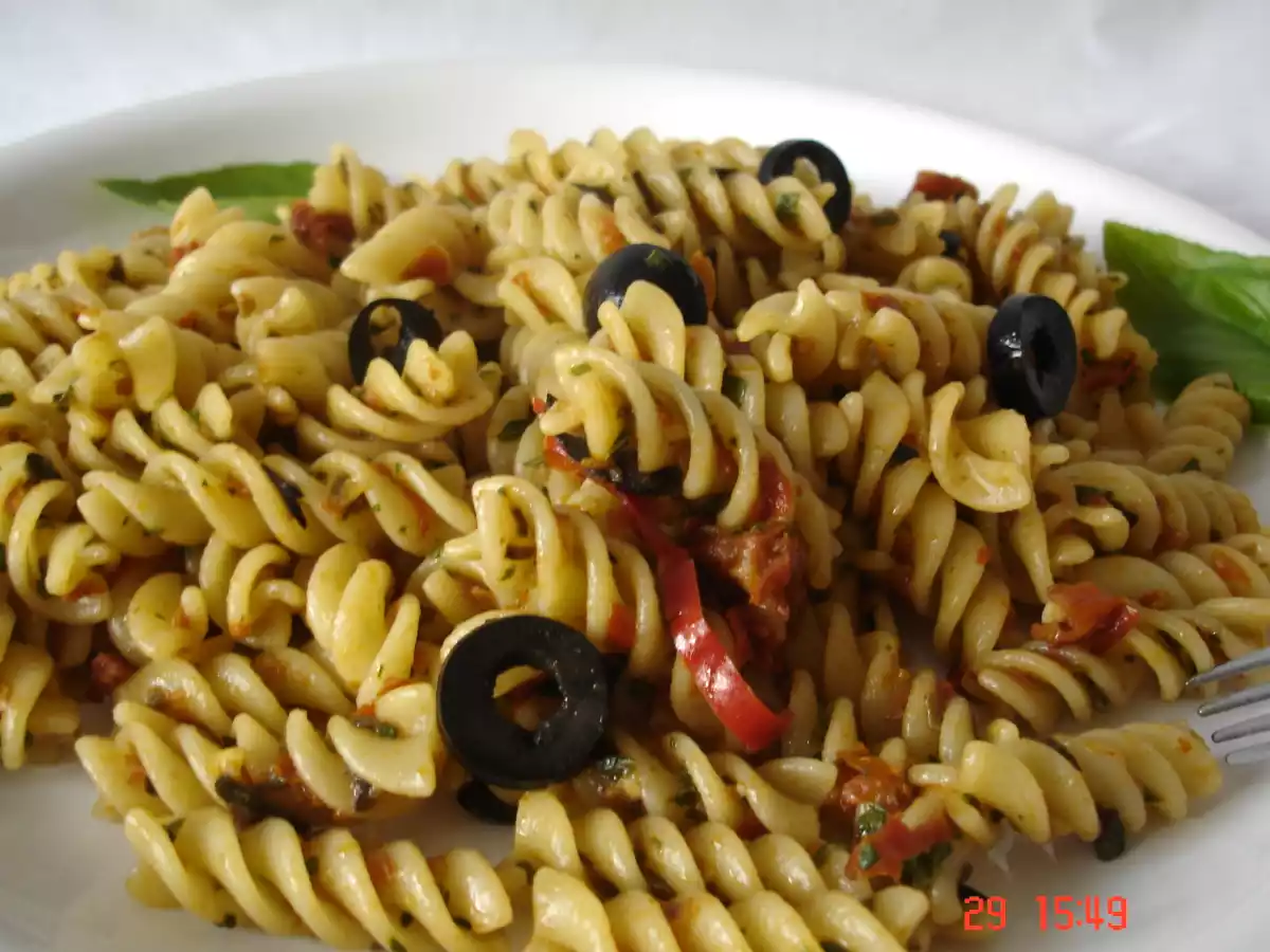 Salata de paste cu rosii uscate si busuioc - poza 2